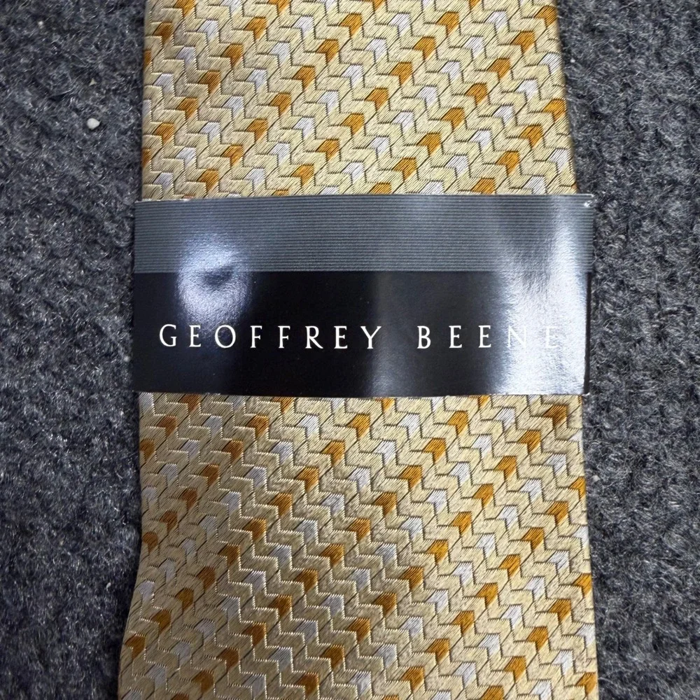Geoffrey Beene Mens Silk Necktie Gold Silver Geometric Chevron Pattern BTOS0794